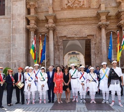 Su Majestad la Reina junto a los miembros de la Asociación Cultural Emilianenses